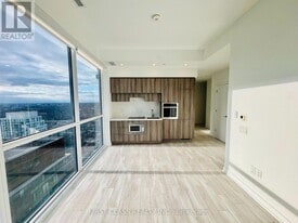 39 Roehampton Ave in Toronto, ON - Building Photo