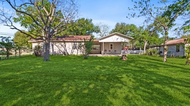 410 N Grimes St in Giddings, TX - Building Photo - Building Photo