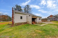 1047 Drinker Turnpike in Covington Township, PA - Foto de edificio - Building Photo