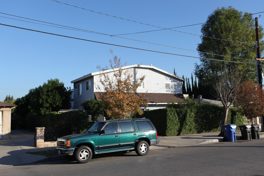 7032 Milwood Ave in Canoga Park, CA - Foto de edificio