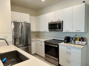 4702 NW 83rd Path in Doral, FL - Building Photo - Building Photo