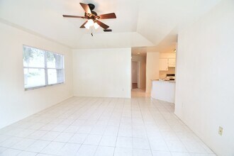 2527 NW 37th Pl in Gainesville, FL - Building Photo - Building Photo