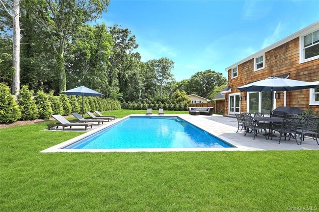 16 Pin Oak Ln in Westhampton Beach, NY - Building Photo - Building Photo