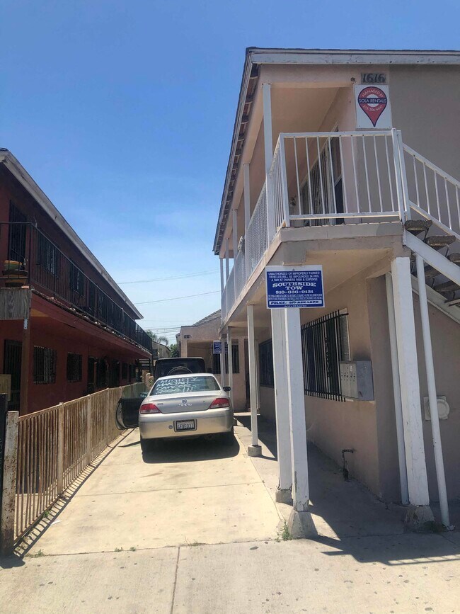 1616 Firestone Blvd in Los Angeles, CA - Foto de edificio - Building Photo