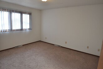 2701 14th St S in Moorhead, MN - Building Photo - Building Photo