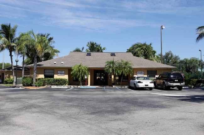 Mystic Gardens in Ft. Myers, FL - Foto de edificio - Building Photo