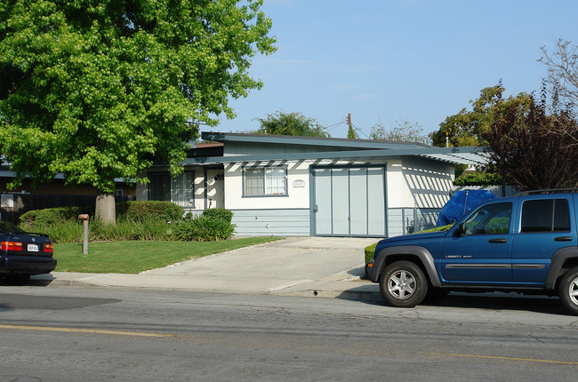 2617 Orange Ave in Costa Mesa, CA - Building Photo - Building Photo