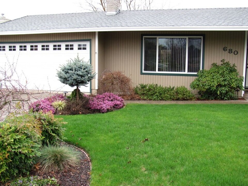 680 Malabar St in Central Point, OR - Building Photo