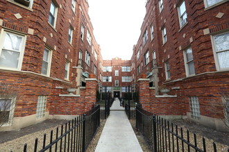 Albany Park Courtyard Apartment in Chicago, IL - Building Photo - Building Photo