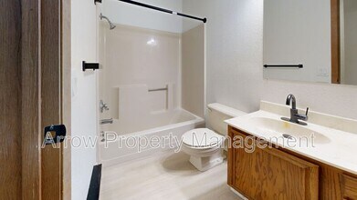 205 E Arbor Ave in Bismarck, ND - Foto de edificio - Building Photo