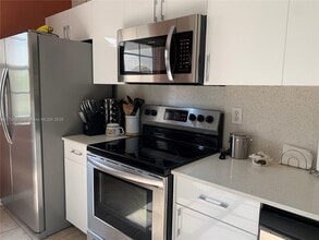 5600 NW 114th Pl in Doral, FL - Building Photo - Building Photo