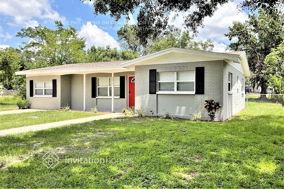 6815 N 48th St in Tampa, FL - Building Photo