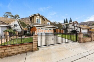 12025 Weeping Willow Ln in Fontana, CA - Building Photo - Building Photo