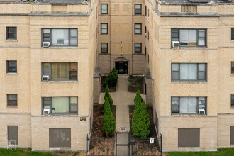 7003 S Harper Chicago, IL 60637 in Chicago, IL - Foto de edificio - Building Photo