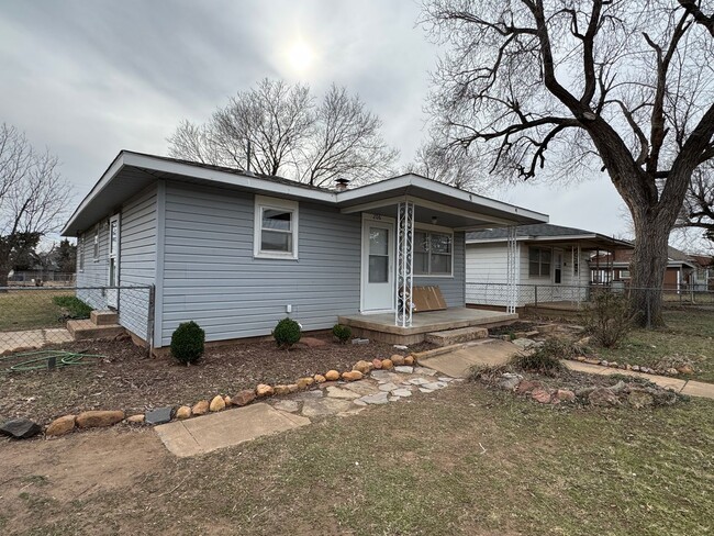 206 E C Ave in Cache, OK - Building Photo - Building Photo