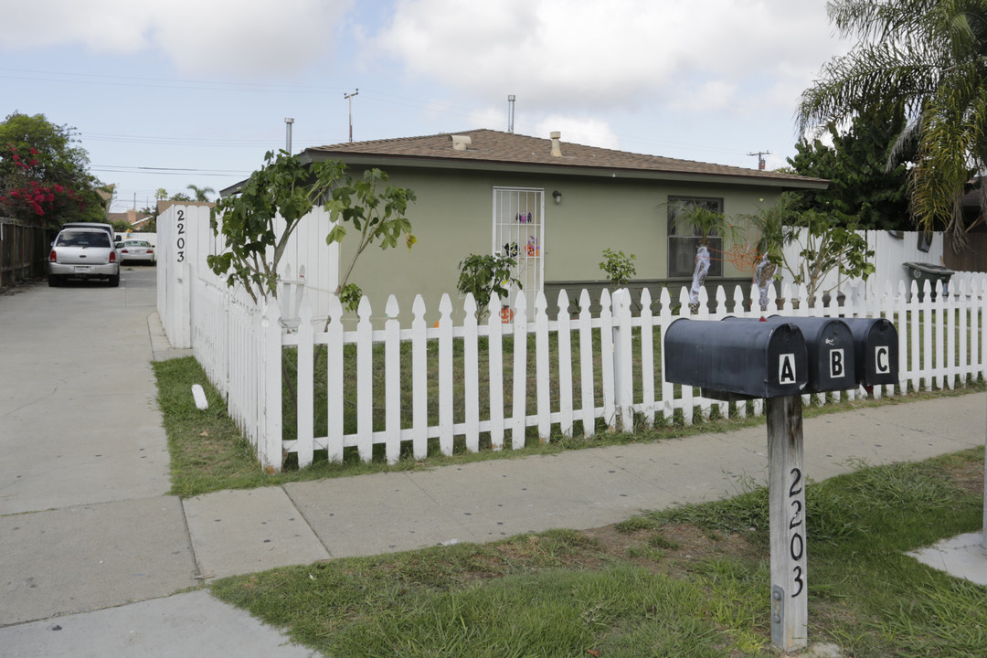 2203 Pomona Ave in Costa Mesa, CA - Building Photo