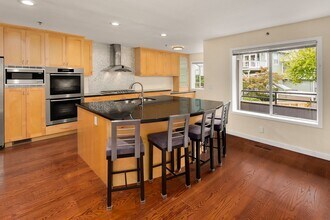 10126 NE 63rd St in Kirkland, WA - Building Photo - Building Photo