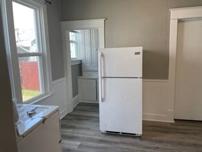 312 Broad St, Unit Upper in Oshkosh, WI - Building Photo - Building Photo