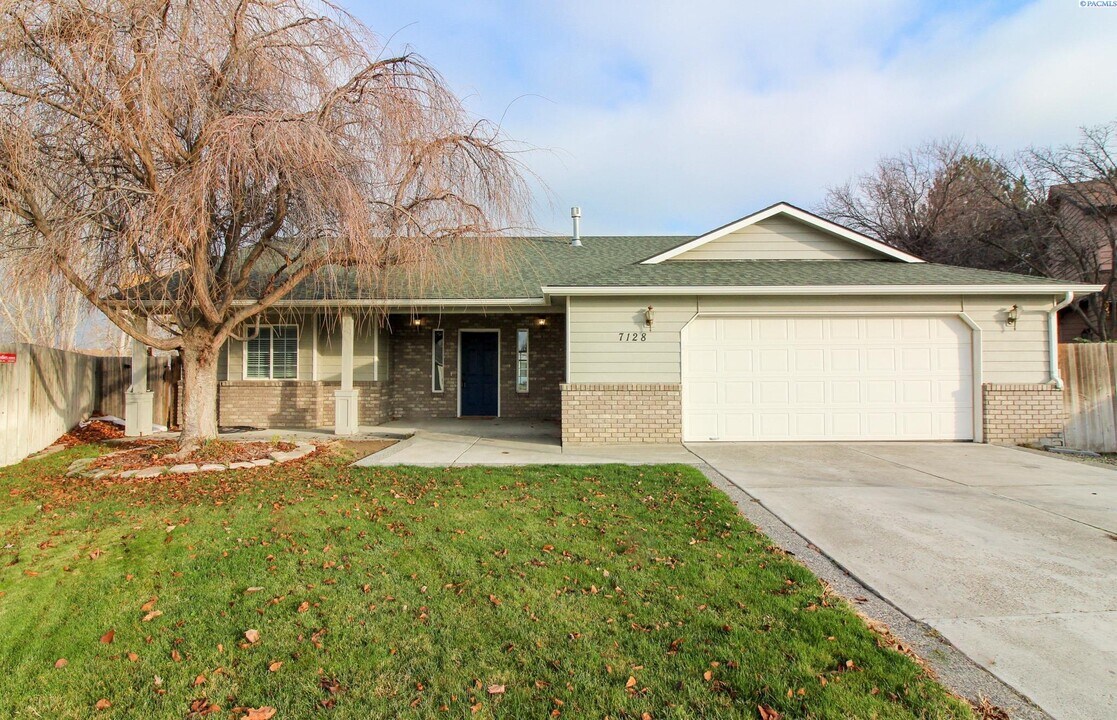 7128 W 3rd Pl in Kennewick, WA - Foto de edificio