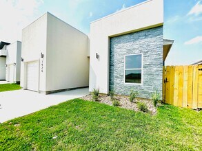 1426 Los Estribos Dr in Laredo, TX - Building Photo - Building Photo