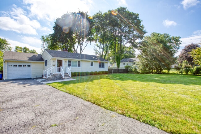 16 Lloyd Rd in Norwalk, CT - Building Photo - Building Photo