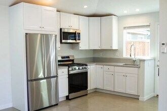 5246 Canoga Ave in Los Angeles, CA - Building Photo - Building Photo