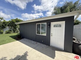 7512 Jamieson Ave in Los Angeles, CA - Building Photo