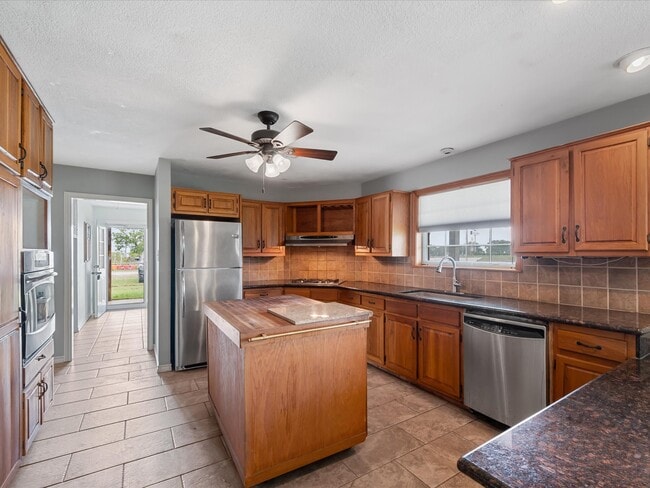 17645 Hwy 6 in Navasota, TX - Building Photo - Building Photo