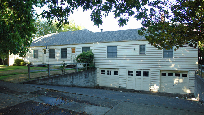 1067-1087 E 19th Ave in Eugene, OR - Building Photo - Building Photo