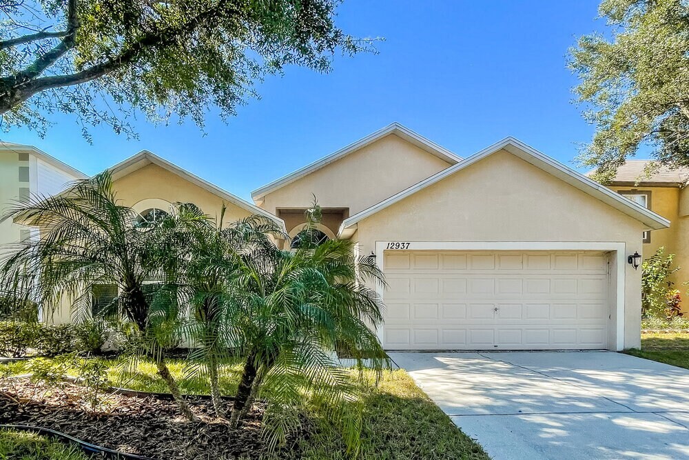 12937 Lake Vista Dr in Gibsonton, FL - Building Photo