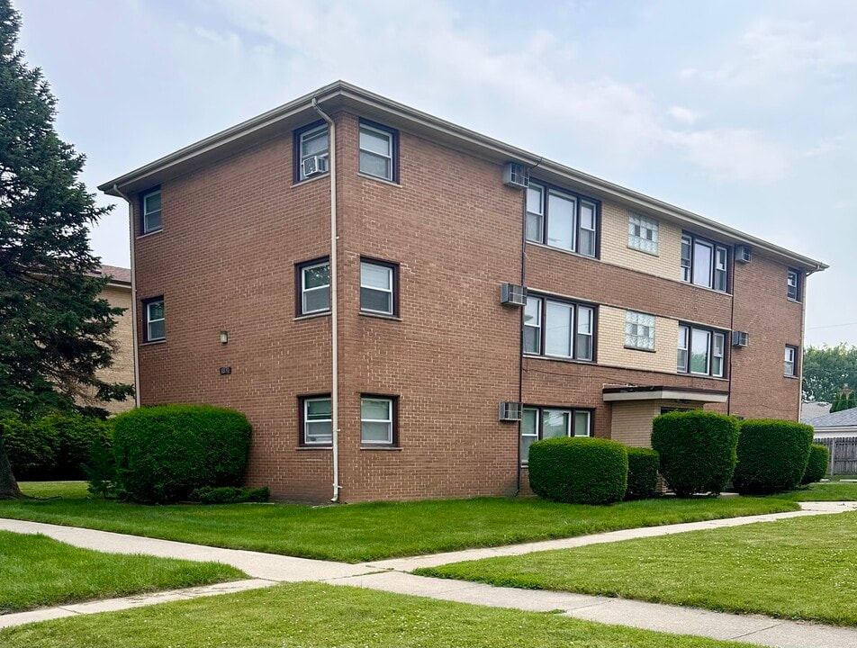 11830 S Karlov Ave in Alsip, IL - Building Photo