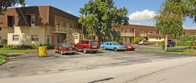 Avondale Gardens in Pompano Beach, FL - Building Photo - Building Photo