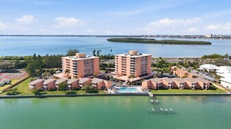 7430 Sunshine Skyway Ln S, Unit 201 in St. Petersburg, FL - Building Photo