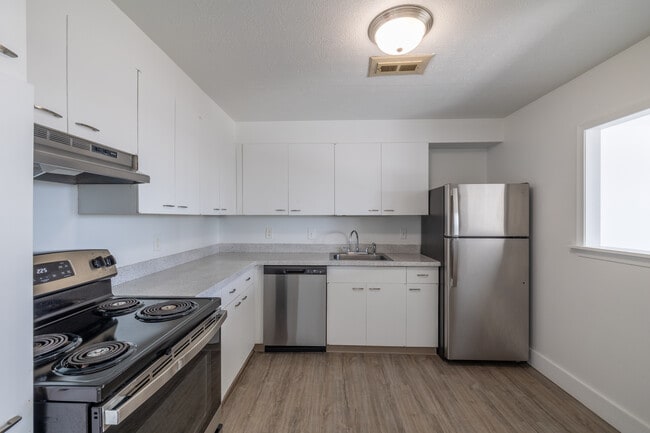 Carlyle Tower Apartments - Southfield, MI
