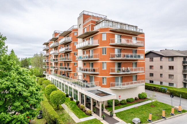 Place Rive Boisée in Pierrefonds, QC - Building Photo - Building Photo