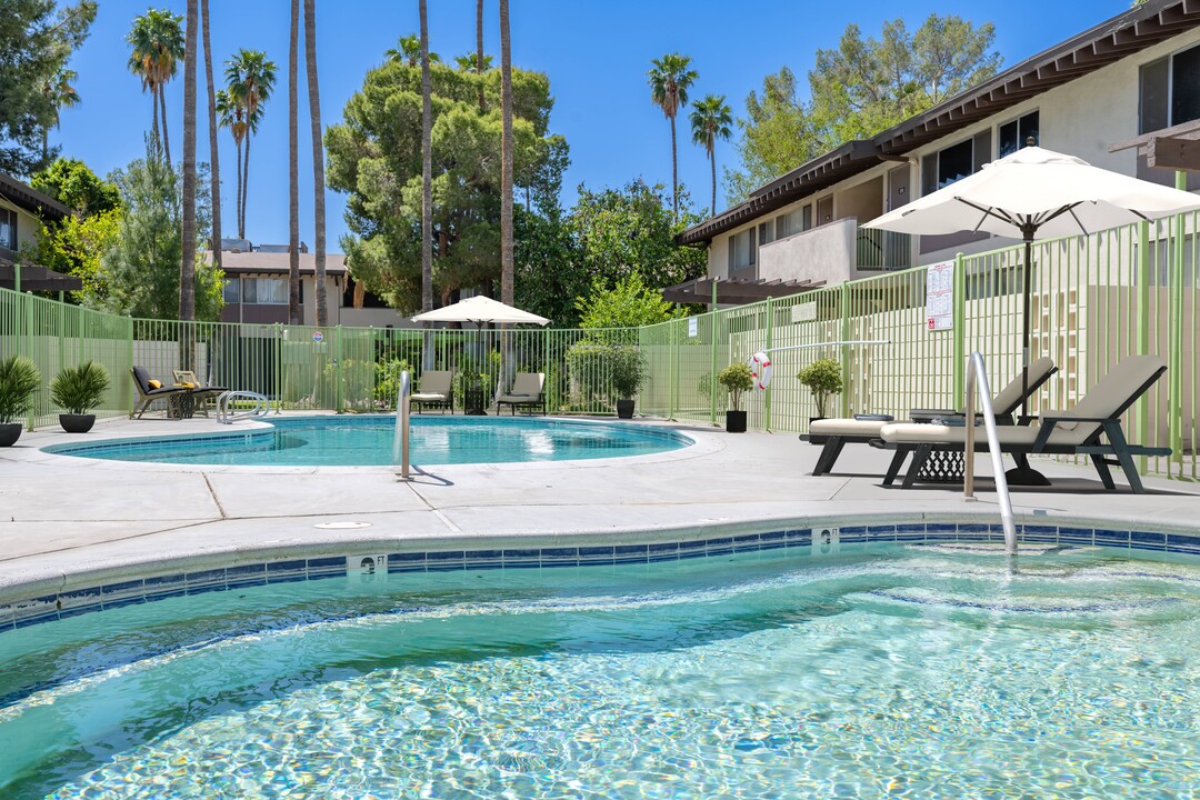 Tahquitz Court in Palm Springs, CA - Foto de edificio