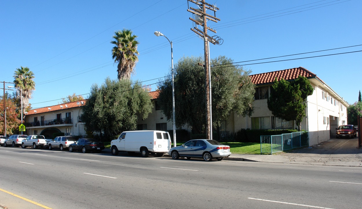 9232 Sepulveda Blvd in North Hills, CA - Building Photo