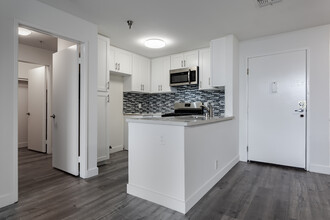 Kenmore Towers in Los Angeles, CA - Building Photo - Interior Photo