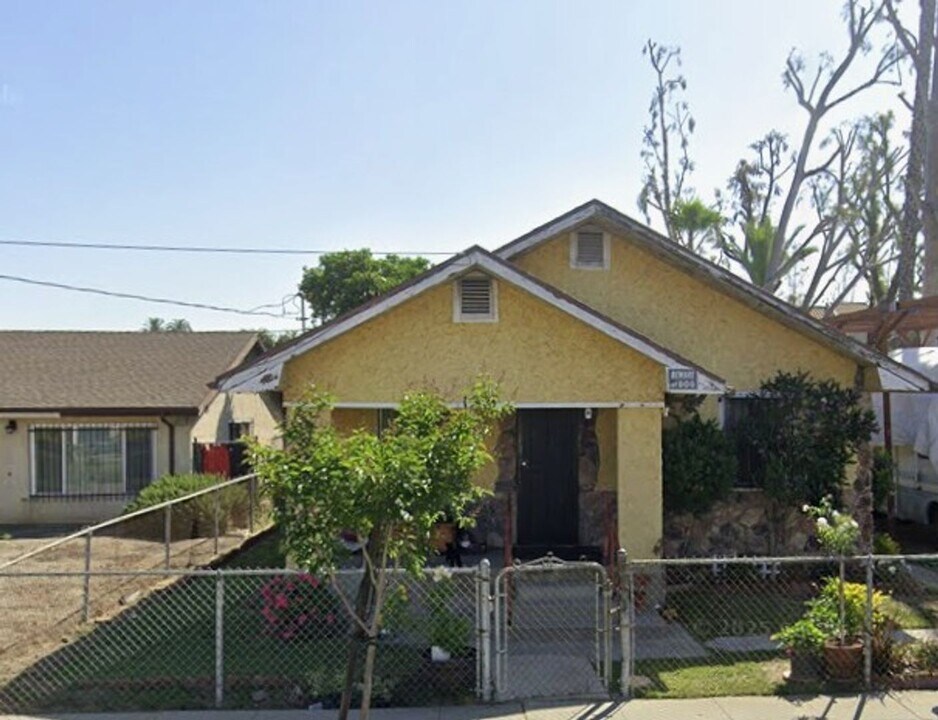 1216 N Acacia Ave in Compton, CA - Building Photo