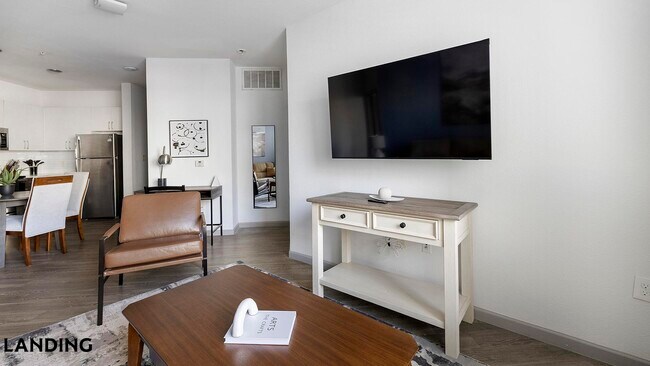 1001 S Center St in Arlington, TX - Foto de edificio - Building Photo