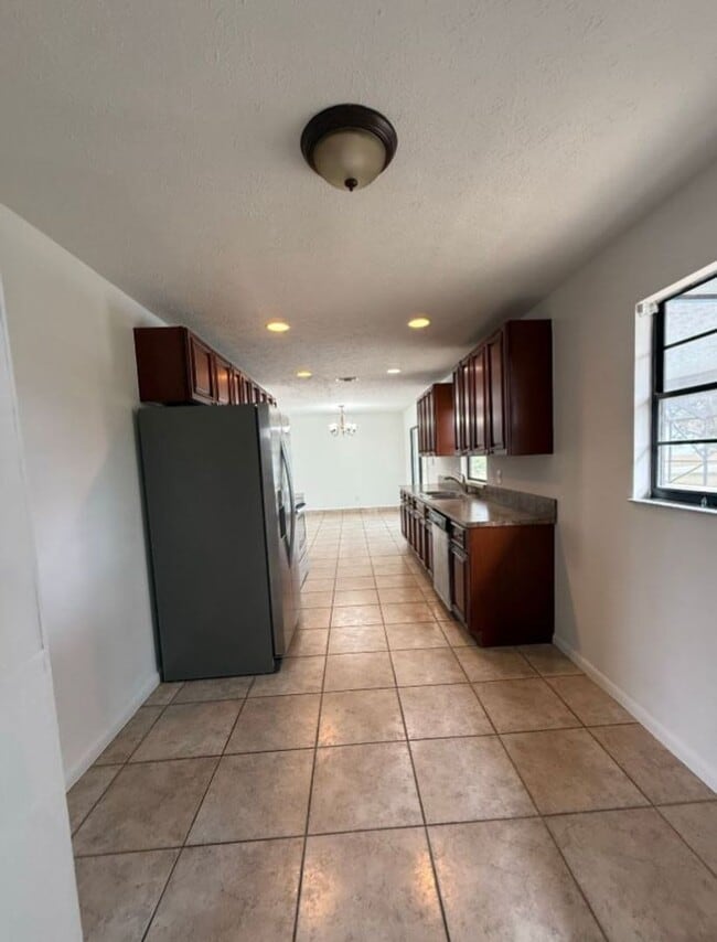 1517 SE Crown St in Port St. Lucie, FL - Building Photo - Building Photo