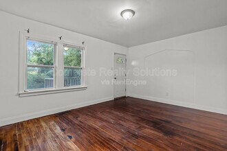 147 Chambers Rd in St. Louis, MO - Building Photo - Building Photo