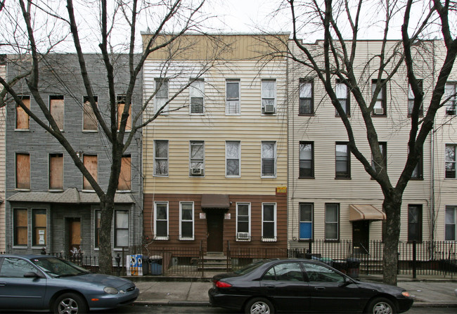 377 Menahan St in Brooklyn, NY - Building Photo - Building Photo