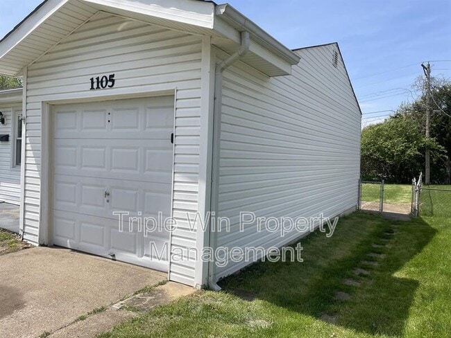 1105 S Waterford Dr in Florissant, MO - Building Photo - Building Photo