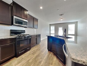 108 Clemens St in San Marcos, TX - Foto de edificio - Building Photo