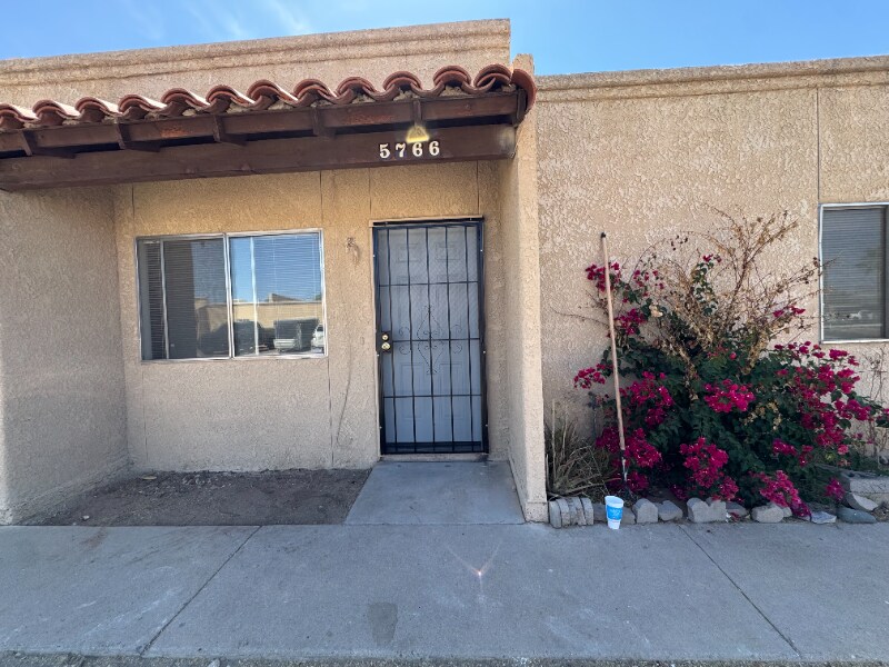5766 E 26th St in Tucson, AZ - Building Photo