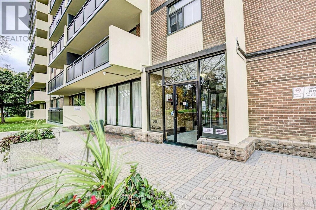 5 Frith Rd in Toronto, ON - Building Photo