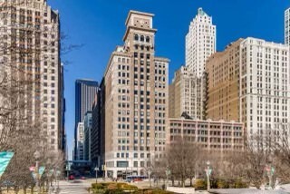 6 N Michigan Ave in Chicago, IL - Building Photo