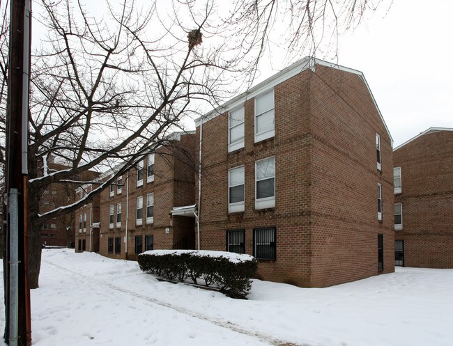 Center Post Village in Philadelphia, PA - Foto de edificio - Building Photo