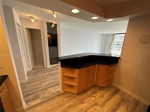 200 SE 15th Rd, Unit 15 in Miami, FL - Building Photo - Building Photo